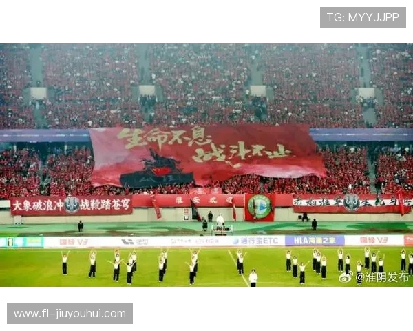 当绿茵英雄在万众焦点中轻撩发丝那电光火石般瞬间震撼全场激情潮