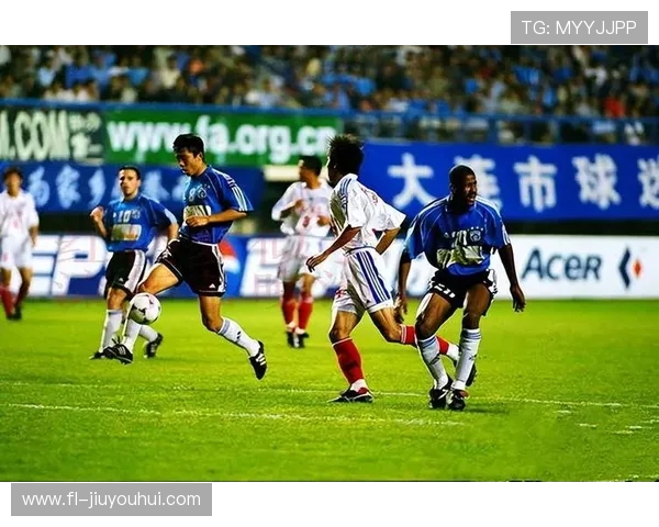 足球员意外自撞球门立柱惊魂瞬间引发赛场广泛讨论热烈反响不断潮